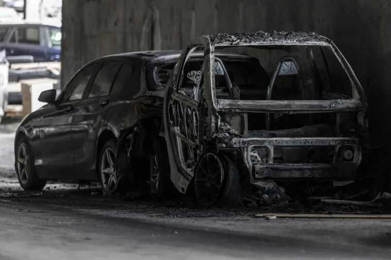 Potpuno izgorio Smart, oštećena još četiri vozila: Pogledajte fotografije, ovo izgleda strašno!