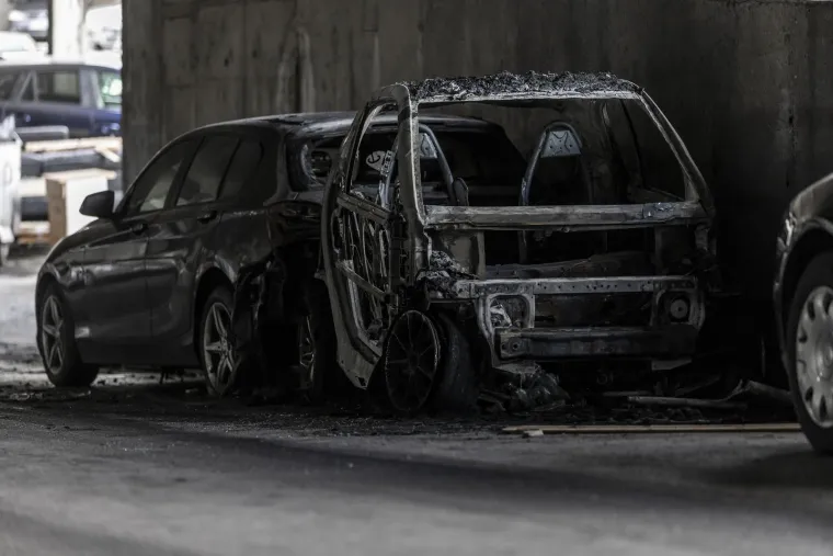 Potpuno izgorio Smart, oštećena još četiri vozila: Pogledajte fotografije, ovo izgleda strašno!