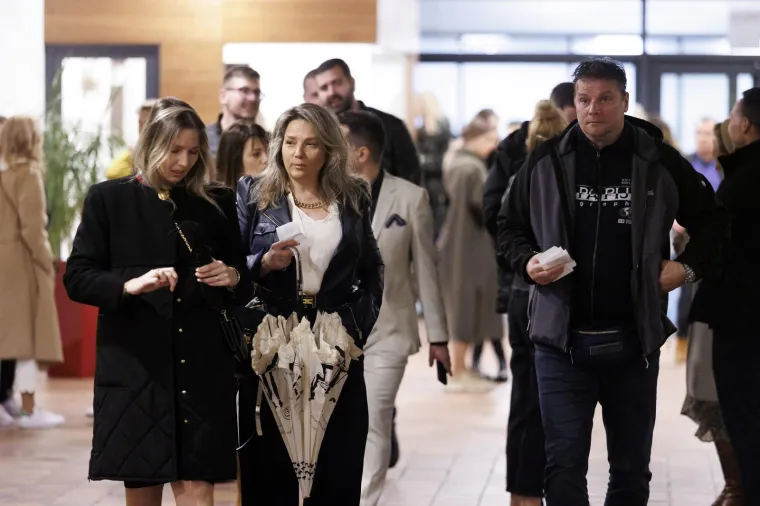 Lepa Brena privukla estradnu kremu: Andrei Šušnjari provirio raskošan dekolte, Giuliano izveo lijepu suprugu