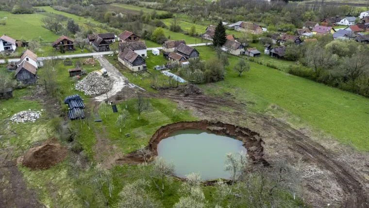 Nova ogromna rupa otvorila se na Baniji, tek kad vidite fotografije iz zraka bit će vam jasno zašto su stanovnici uznemireni