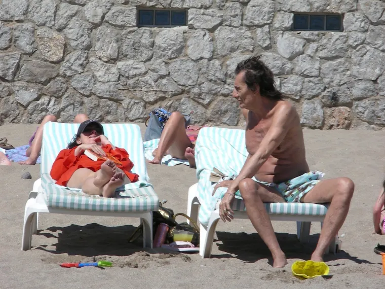 Naime, Sally je treća supruga Ronnieja Wooda i 30 godinu je mlađa od njega. Poznata je po tome što je vlasnica kazališne produkcijske kuće. Par se vjenčao 2012. godine, a Ronnieju su kumovi bili Paul McCartney i Rod Stewart.
