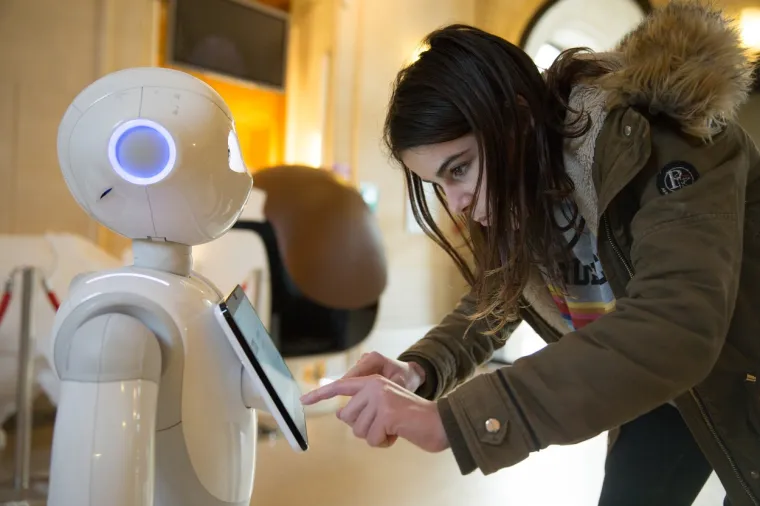 No, ljudi koji ne jure za romantičnom vezom moći će koristiti sofisticirane robote koji vode interakciju, bez potrebe za partnerom.