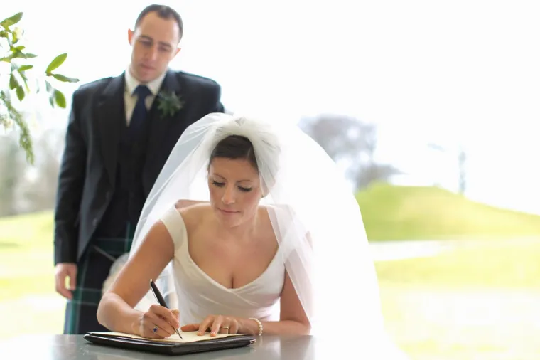 Brak će također izgledati potpuno drugačije za 100 godina, jer će sve vi&scaron;e nas željeti vi&scaron;e partnera tijekom života. Nećemo se bojati imati nekoliko važnih veza i reći svojim partnerima: &ldquo;Voljela sam te prije deset godina, ali ne vidim se s tobom sljedećih deset.&rdquo;