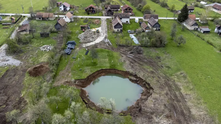 Vrtače u Mečenčanima snimljene iz zraka. Nove snimke dočaravaju opasnost