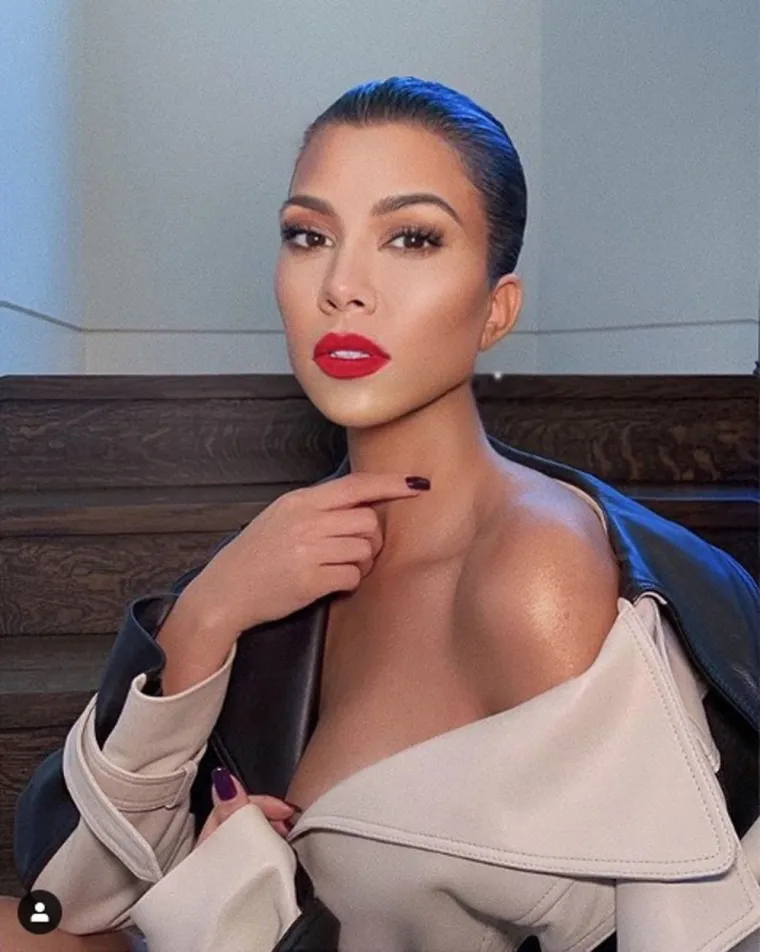 Nakon &scaron;to odvoji jedan prst čokoladice, pojede čokoladu s oba kraja, zatim sa svake strane. Tada skine gornji sloj čokolade i pojede ga, ostavljajući samo goli vafl, koji onda rastavi na slojeve i pojede jedan po jedan.