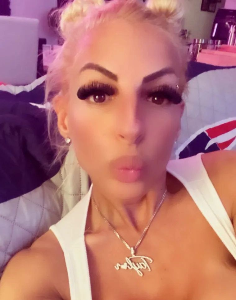 Rekla je svojim pratiteljima kojih ima 370.000 na Instagramu: &ldquo;Bila sam samouvjerena, sretna, ali moje zdravlje je bilo ugroženo. Bio sam pred dijabetesom, prevalila sam dug put. Oh, i ja sam pobijedila rak.&rdquo; Plavokosa djevojka rekla je da je 97% njezinih obožavatelja stalo uz nju nakon njezine transformacije, ali neki su je zbog toga napadali.