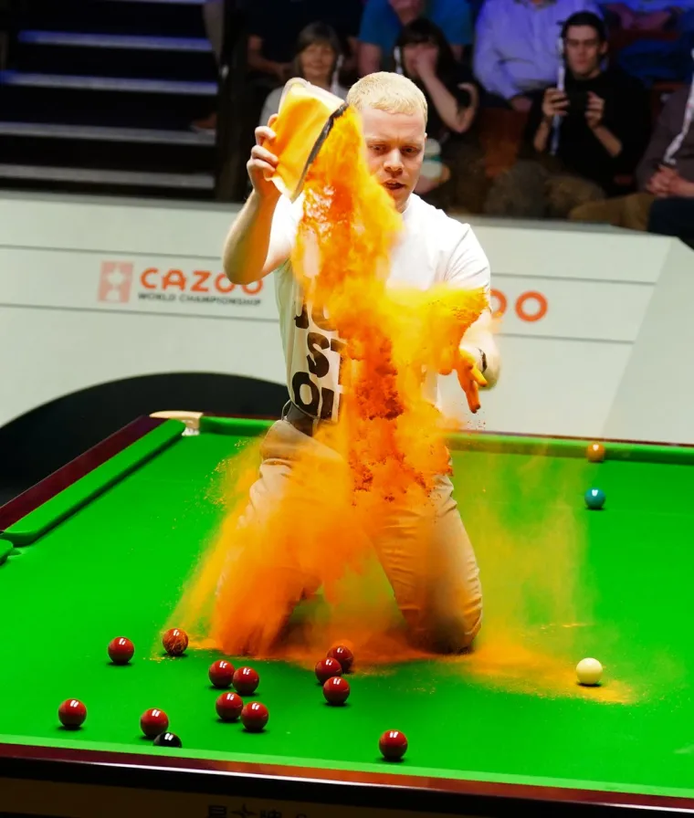 Kaos na Svjetskom prvenstvu: Mu&scaron;karac izletio iz publike, skočio na stol pa kleknuo i bacio prah: 'Stra&scaron;no, ovo nikada nije viđeno...'