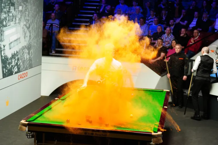 Kaos na Svjetskom prvenstvu: Mu&scaron;karac izletio iz publike, skočio na stol pa kleknuo i bacio prah: 'Stra&scaron;no, ovo nikada nije viđeno...'