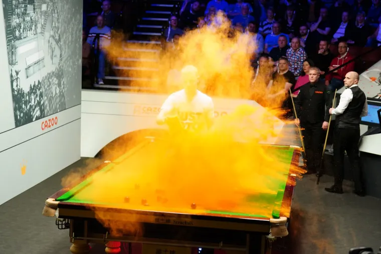 Kaos na Svjetskom prvenstvu: Mu&scaron;karac izletio iz publike, skočio na stol pa kleknuo i bacio prah: 'Stra&scaron;no, ovo nikada nije viđeno...'