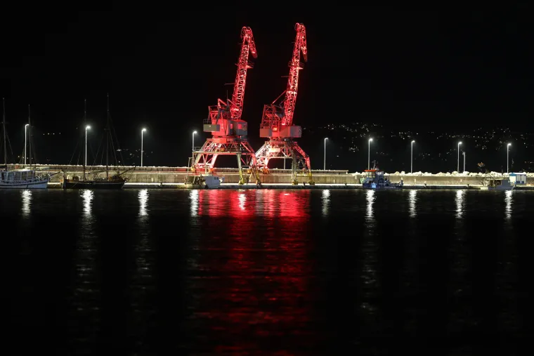 Čarolija crvenog svjetla na znamenitostima kao podsjetnik na Svjetski dan hemofilije