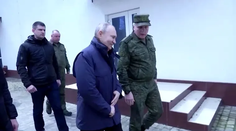 FOTO Rusi objavili prve snimke Putina iz Ukrajine. Posjetio Herson i Luhansk, donio i ikonu