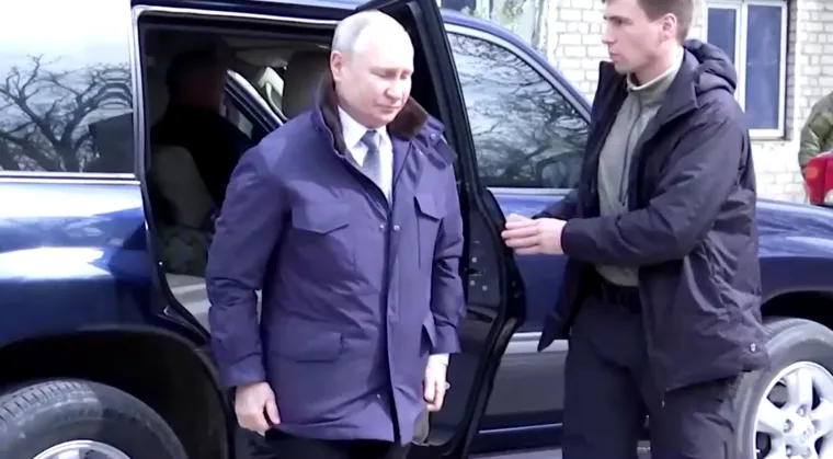 FOTO Rusi objavili prve snimke Putina iz Ukrajine. Posjetio Herson i Luhansk, donio i ikonu