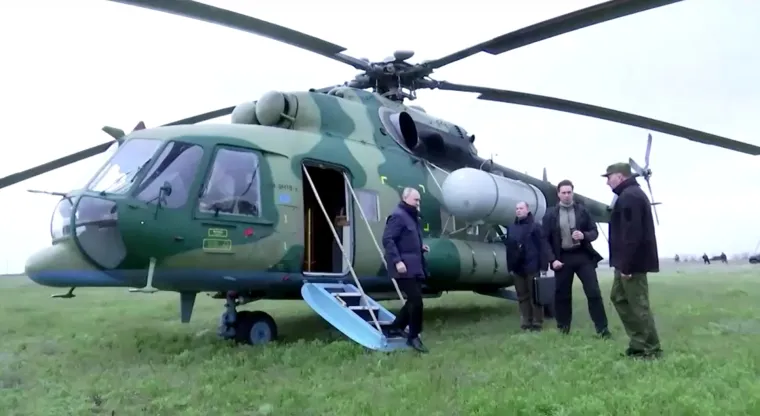 FOTO Rusi objavili prve snimke Putina iz Ukrajine. Posjetio Herson i Luhansk, donio i ikonu