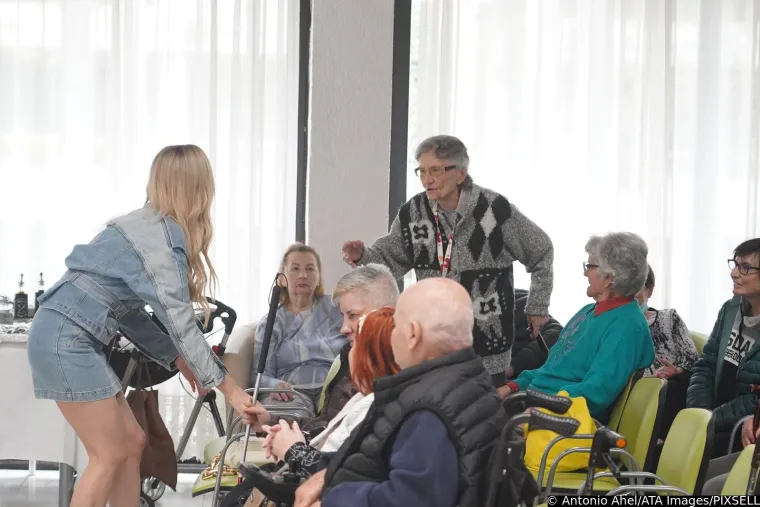 Turbofolk zvijezda odjenula usku minicu i štikle pa se ukazala u staračkom domu: Nastala je prava fešta