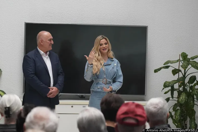 Turbofolk zvijezda odjenula usku minicu i štikle pa se ukazala u staračkom domu: Nastala je prava fešta