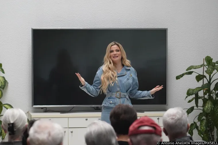 Turbofolk zvijezda odjenula usku minicu i &scaron;tikle pa se ukazala u staračkom domu: Nastala je prava fe&scaron;ta