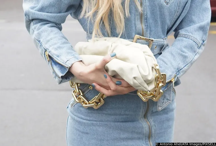 Turbofolk zvijezda odjenula usku minicu i &scaron;tikle pa se ukazala u staračkom domu: Nastala je prava fe&scaron;ta