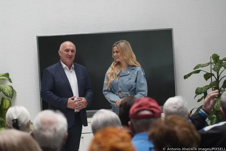 Turbofolk zvijezda odjenula usku minicu i &scaron;tikle pa se ukazala u staračkom domu: Nastala je prava fe&scaron;ta