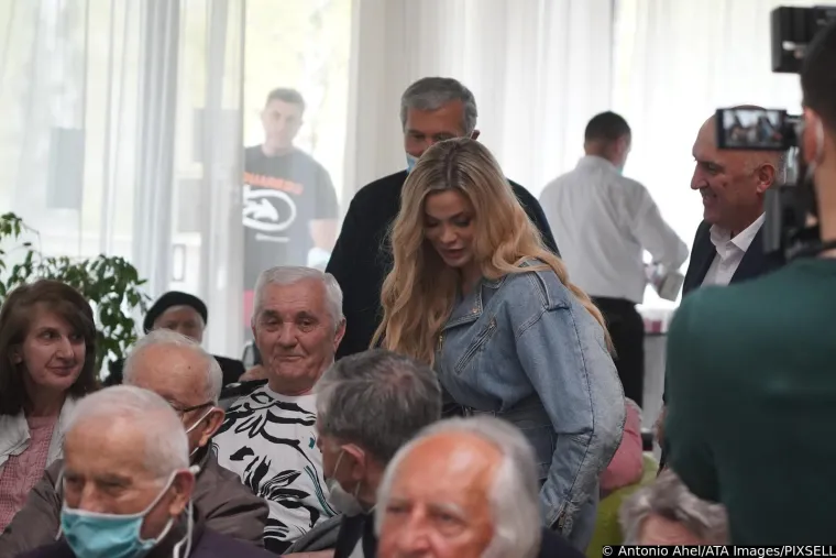 Turbofolk zvijezda odjenula usku minicu i &scaron;tikle pa se ukazala u staračkom domu: Nastala je prava fe&scaron;ta