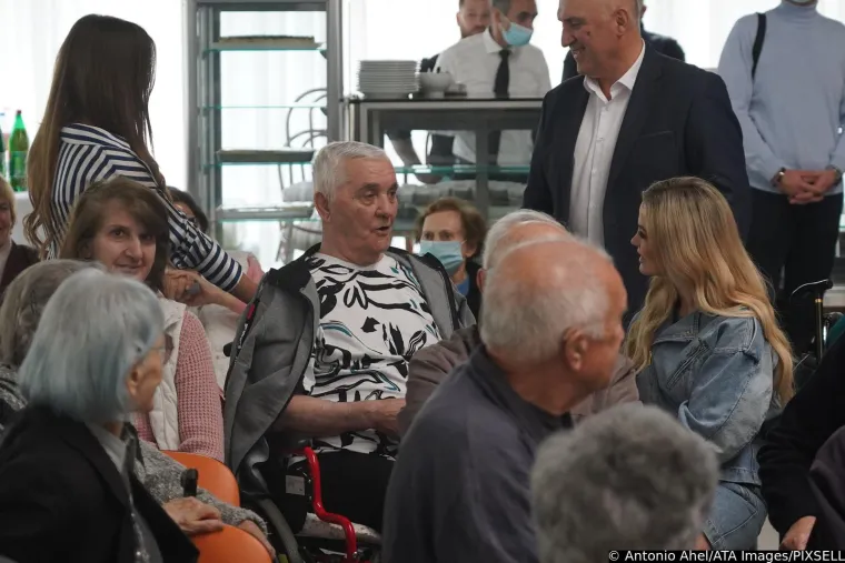 Turbofolk zvijezda odjenula usku minicu i &scaron;tikle pa se ukazala u staračkom domu: Nastala je prava fe&scaron;ta