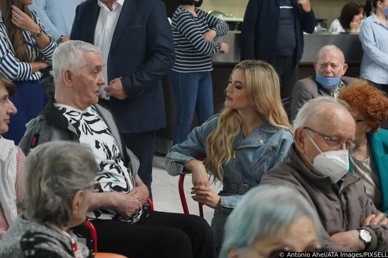 Turbofolk zvijezda odjenula usku minicu i &scaron;tikle pa se ukazala u staračkom domu: Nastala je prava fe&scaron;ta