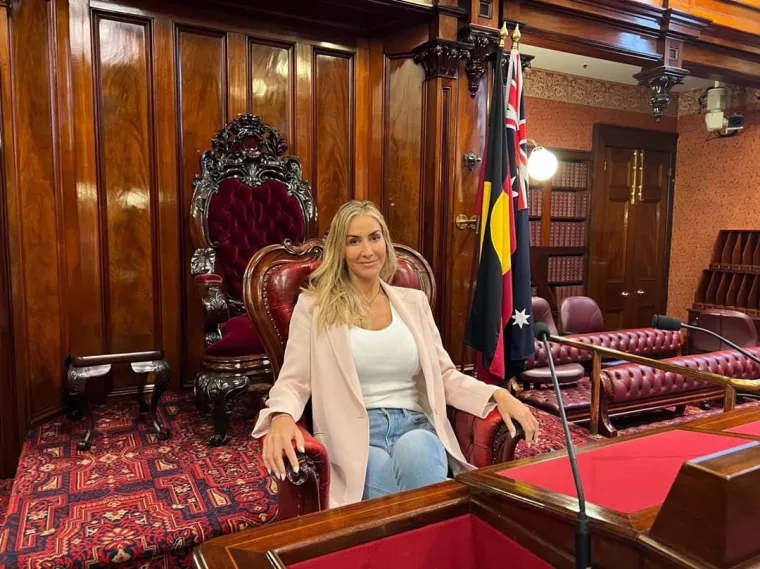 Za one kojima je stalo i žele znati, Amanda je rekla da postoji nekoliko znakova na koje možete obratiti pozornost da biste znali vara li vas muž: povratak kući s mokrom kosom, nove radne navike i drastično poboljšanje vašeg braka.