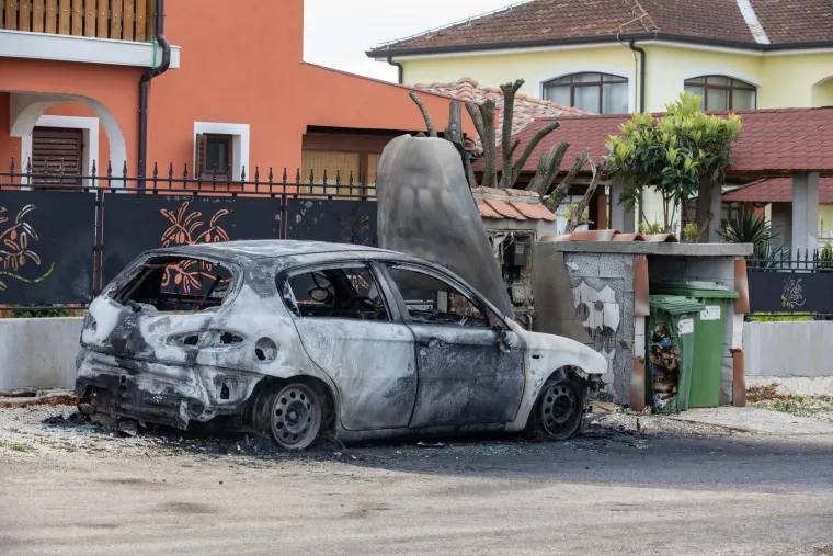FOTO Dva automobila u Poreču gorjela ispred iste konobe, s dvije različite strane kuće