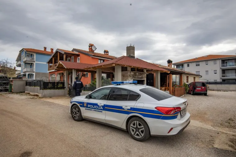 FOTO Dva automobila u Poreču gorjela ispred iste konobe, s dvije različite strane kuće
