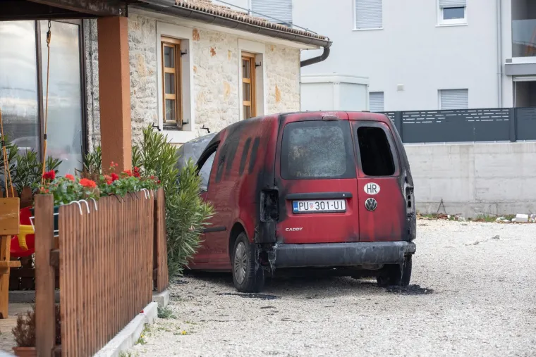 FOTO Dva automobila u Poreču gorjela ispred iste konobe, s dvije različite strane kuće