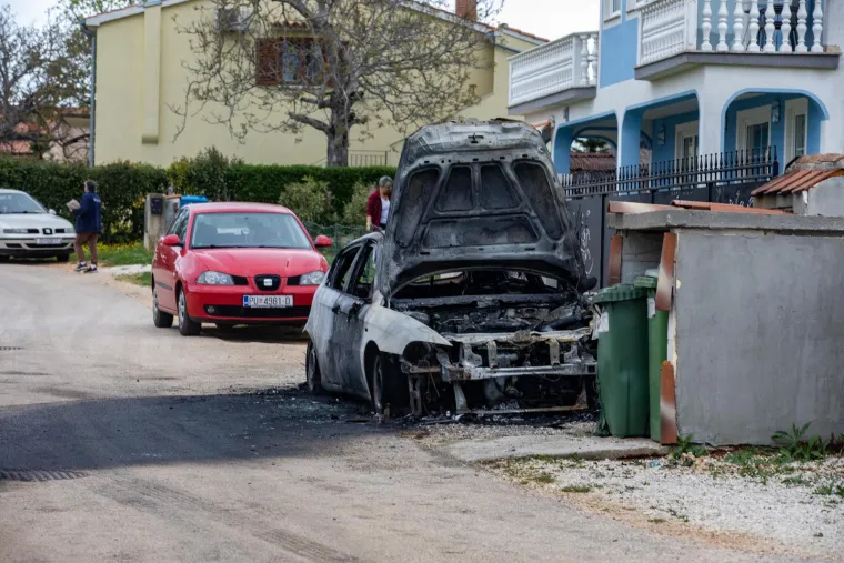 FOTO Dva automobila u Poreču gorjela ispred iste konobe, s dvije različite strane kuće