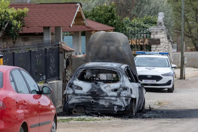 FOTO Dva automobila u Poreču gorjela ispred iste konobe, s dvije različite strane kuće