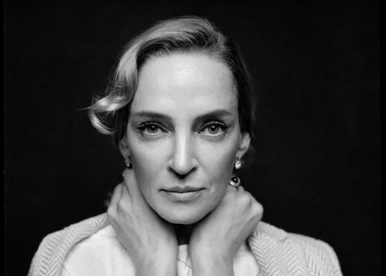Glumica Uma Thurman odličan je primjer osobe koja već godinama izgleda isto i ne stari. Evo nekoliko savjeta za njegu koje primjenjuje Uma, a sada ih možete isprobati i vi: 1. Da bi vam koža lica bila baršunasta i meka, potrebno se svakog dana umivati gelom i nakon toga nanijeti hidratantnu kremu. &quot;Navečer nanesite kremu protiv bora&quot;, savjetuje Uma. 2. Redovito skidajte šminku, jer ona ubrzava proces starenja.

3. Isprobajte i Umine kućne maske za lice:  - Napravite pire od tri veća komada ananasa i dodajte tri žlice maslinovog ulja. Ostavite da djeluje 15 minuta. Enzimi iz voća uklanjaju odumrle stanice kože i sprječavaju upalu, a vitamin E iz ulja regenerira kožu. - Zgnječite zrelu papaju i bananu, a zatim dodajte žlicu margarina od suncokreta da biste dobili glatku masu. Maska treba djelovati najmanje pola sata. Daje koži vlažnost, a enzim papain čini staračke fleke bljeđa.

