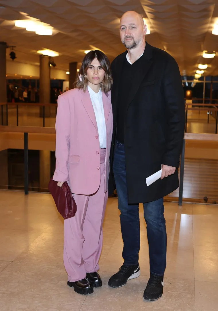 Viktorija, tada Miss Dalmacije, bila je na početku glazbene karijere, dok je Dino bio uspješni košarkaš.