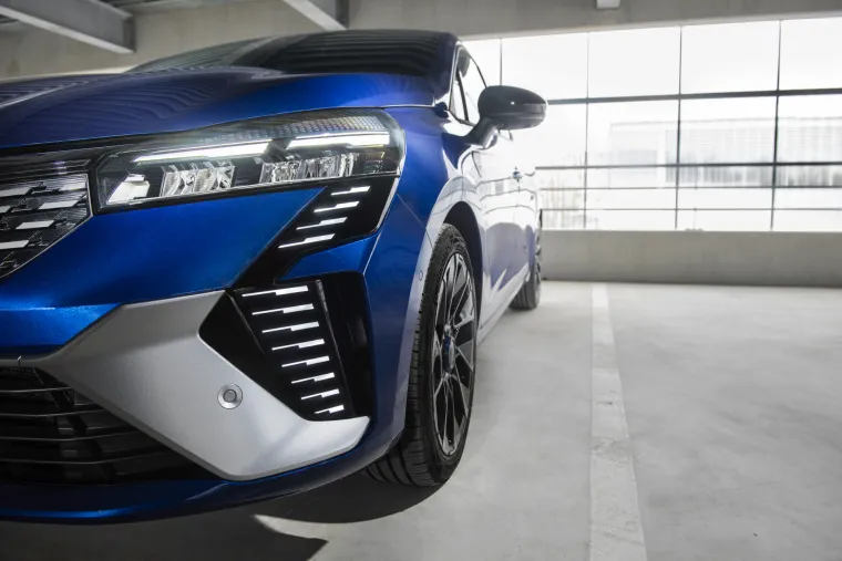 Ovo je novi Renault Clio: Nova generacija legendarnog Francuza stiže i u brutalnom sportskom izdanju