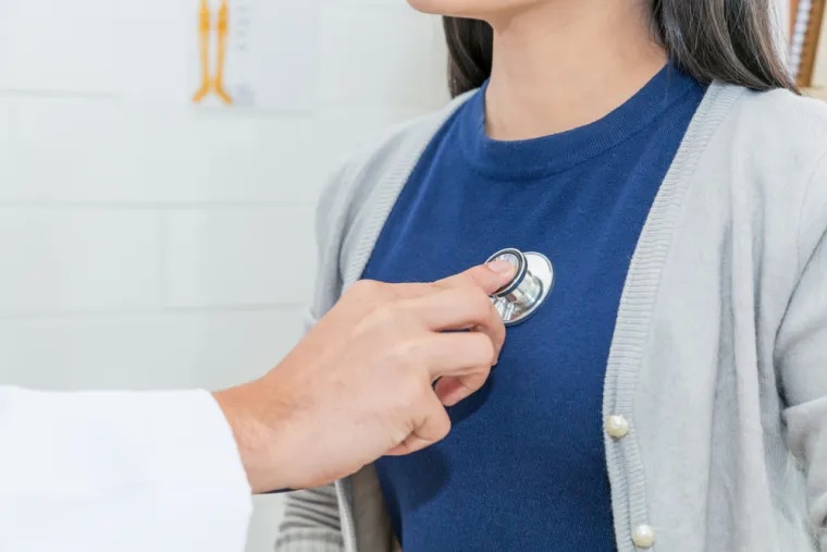1. Udaranje u grudima: Dr. Ayyaz Sultan, kardiolog konzultant na klinici Pall Mall Medical, rekao je da aritmija može značiti da je vaše srce izvan uobičajenog ritma bilo povremeno ili trajno. Glavni znak upozorenja na aritmiju je lupanje srca, odnosno da svjesno doživljavate kako vam srce kuca. Palpitacije mogu biti  svojevrsno &quot;lepršanje&quot; u prsima, osjećaj kao da imate leptiriće u grudima.
