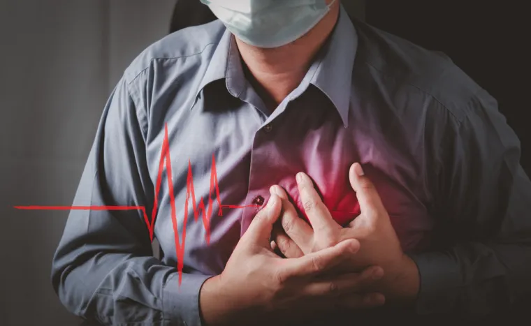 6. Bol u prsima: Prsa mogu biti stegnuta, bolna ili oštra zbog abnormalnog otkucaja srca. Osjećaj se može proširiti na leđa i ruke. Iako uzrok može biti bezopasan, primjerice zbog žgaravice, također može biti posljedica aritmije ili srčanog udara.