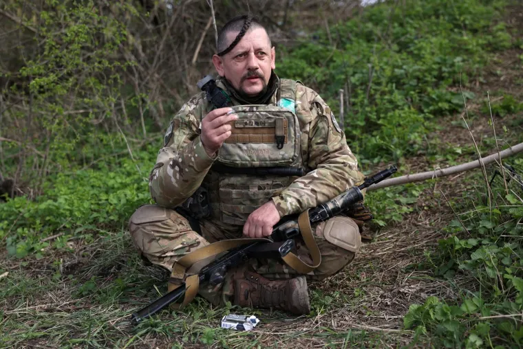 Odmor ratnika: Na prvoj liniji u Bahmutu ne drži se samo oružje u rukama. Harmonika je svima puno draža