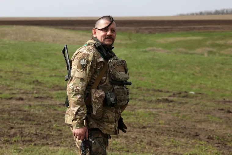 Odmor ratnika: Na prvoj liniji u Bahmutu ne drži se samo oružje u rukama. Harmonika je svima puno draža
