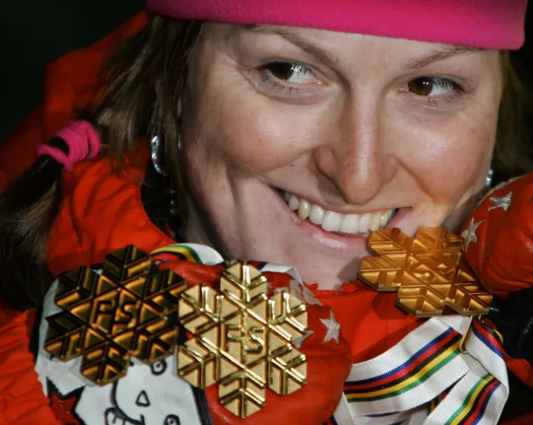 JANICA KOSTELIĆ (1982.) bivša skijašica i najbolja hrvatska sportašica svih vremena koja je takvom postala u zemlji bez puno pravih skijaških staza i skijaške tradicije. U profesionalnoj karijeri ostvarila je impresivne rezultate: sa 16 godina bila je najmlađa alpska skijašica na Olimpijskim igrama 1998. godine, bila je najmlađa pobjednica Svjetskog kupa u sezoni 2000./2001., a na Olimpijskim igrama u Salt Lake Cityju 2002. osvojila je tri zlatne i jednu srebrnu medalju. Unatoč čestim i teškim ozljedama, od kojih su neke dovodile u pitanje nastavak njezine karijere, Janica Kostelić ukupno je osvojila četiri zlatne i dvije srebrne olimpijske medalje, pet zlatnih medalja na Svjetskim prvenstvima te tri velika i sedam malih globusa u Svjetskom skijaškom kupu. 