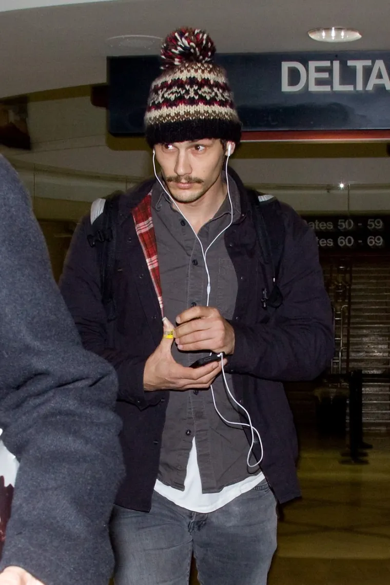 Nakon &scaron;to su se upoznali na snimanju filma Whatever It Takes 1999., Franco je pet godina hodao s kolegicom Marlom Sokoloff. Kasnije je bio u vezi s glumicom Ahnom O'Reilly do 2011. Potvrdio je njihov prekid u intervjuu za časopis Playboy u izdanju za kolovoz 2011., rekav&scaron;i da se između njih ispriječio njegov interes za obrazovanje.