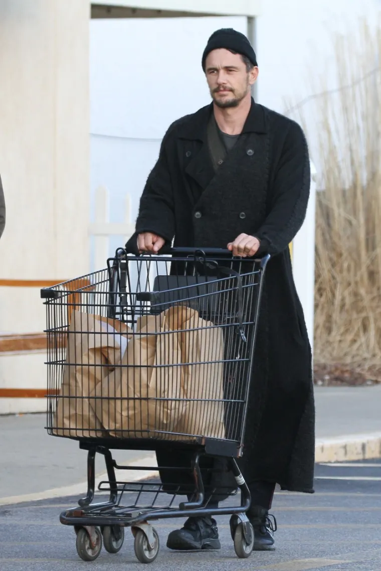 Godine 2014. je sedamnaestogodi&scaron;nja djevojka na Instagramu objavila snimke navodnih poruka između nje i Franca. Poruke su pokazale da se Franco, tada star 35 godina, poku&scaron;ao naći s njom u hotelskoj sobi nakon &scaron;to mu je rekla da ima 17 godina. Poslao je vi&scaron;e svojih fotografija kako bi dokazao svoj pravi identitet. Glumac je priznao u emisiji Live! S Kelly i Michaelom da je on napisao poruke. Iako su njegovi postupci bili zakoniti, s obzirom da je dob za pristanak u New Yorku sedamnaest godina, bio je predmet medijske reakcije zbog velike razlike u godinama. Prvo je odgovorio na skandal tvitom: "Nadam se da će roditelji držati svoje tinejdžere dalje od mene. Hvala." Kasnije je izjavio da mu je bilo neugodno i da je naučio lekciju.