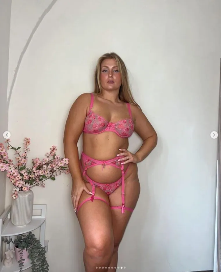 Plavokosa bomba skinula bikini i osvanula gola dok je isprobavala sredstvo za samotamnjenje: 'Imam iznenađenje za vas'