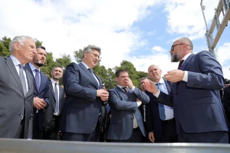  Svecano otvorenje Stonske obilaznice koja cini posljednju fazu projekta &quot;Cestovna povezanost s juznom Dalmacijom&quot; u sklopu koje je u srpnju prosle godine otvoren Peljeski most.