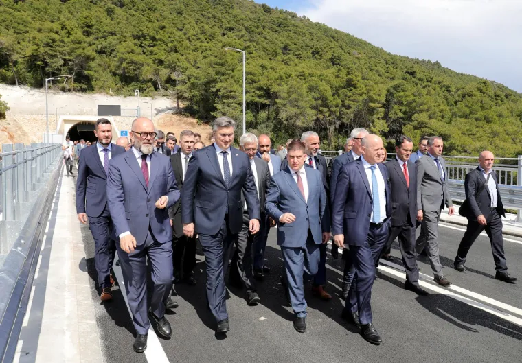  Svecano otvorenje Stonske obilaznice koja cini posljednju fazu projekta &quot;Cestovna povezanost s juznom Dalmacijom&quot; u sklopu koje je u srpnju prosle godine otvoren Peljeski most. 