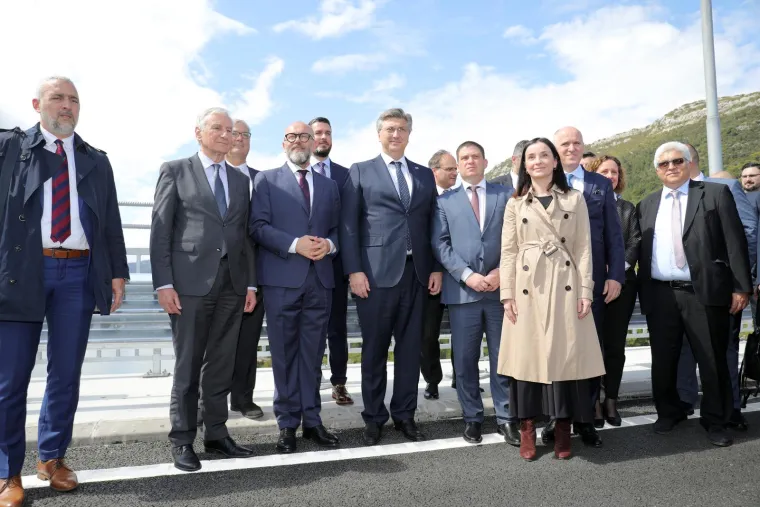 Svecano otvorenje Stonske obilaznice koja cini posljednju fazu projekta &quot;Cestovna povezanost s juznom Dalmacijom&quot; u sklopu koje je u srpnju prosle godine otvoren Peljeski most.