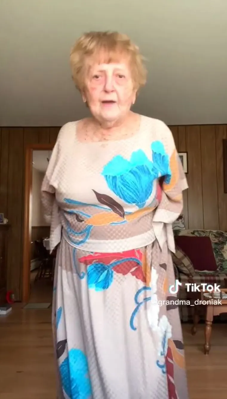 "Posjetila sam svoju srednju &scaron;kolu, koju sam zavr&scaron;ila prije 76 godina. Htjela sam pokazati popularnim djevojkama koje su me maltretirale da nikad neću biti popularna. Sada imam 8 milijuna pratitelja, a one su ispod zemlje", rekla je svojim obožavateljima.