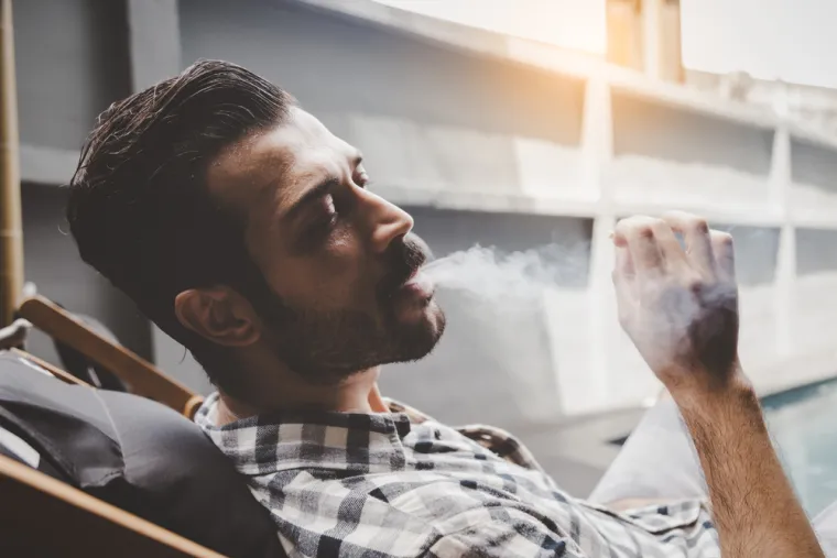 Prije svega treba naglasiti da je marihuana dokazano mnogo manje štetna od legalnog alkohola. Mogućnost predoziranja njome praktički ne postoji. British Journal of Psychiatry objavio je 2001. da nikada nije zabilježen nijedan smrtni slučaj koji bi bio izravna posljedica akutne uporabe marihuane. Također je utvrđeno da je njen efekt na vozače manje opasan, uglavnom zato što su svjesniji svojeg stanja i oprezniji.