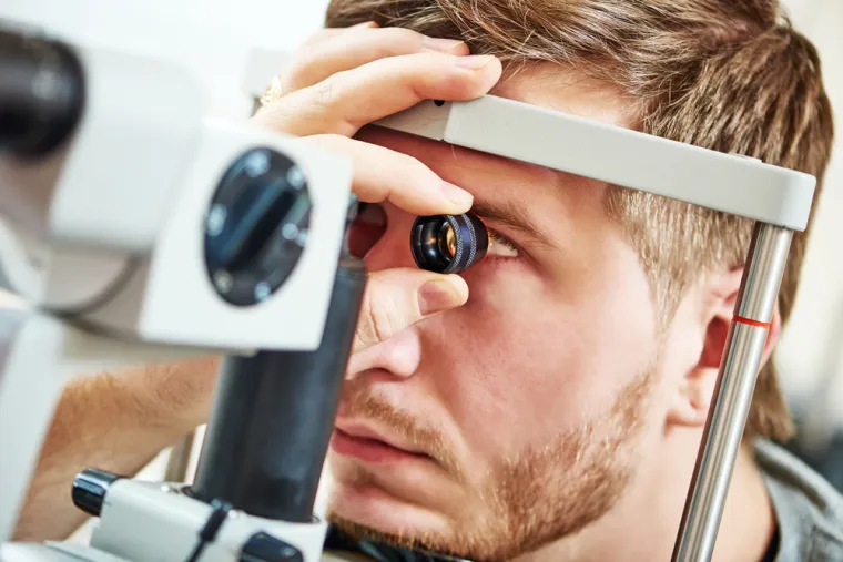 2. Liječi glaukom: Prema američkom National Eye Institutu, istraživanja iz 1970-ih pokazala su da ključni sastojak marihuane, delta-9 tetrahidrokanabinol (THC), smanjuje očni tlak za oko 25 posto. Dakle marihuana može usporiti bolest i spriječiti sljepoću, no studije su utvrdile da efekt koji ima kanabis nije jači nego što ga imaju konvencionalni lijekovi dostupni u ljekarnama.