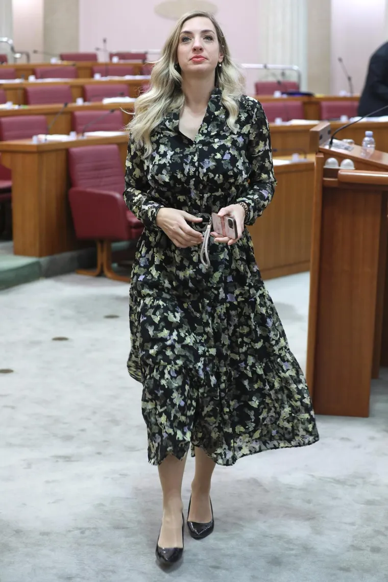 Sanja ostavlja sve bez daha: Kad ona ušeta u Sabor malo tko se ne okrene za njom