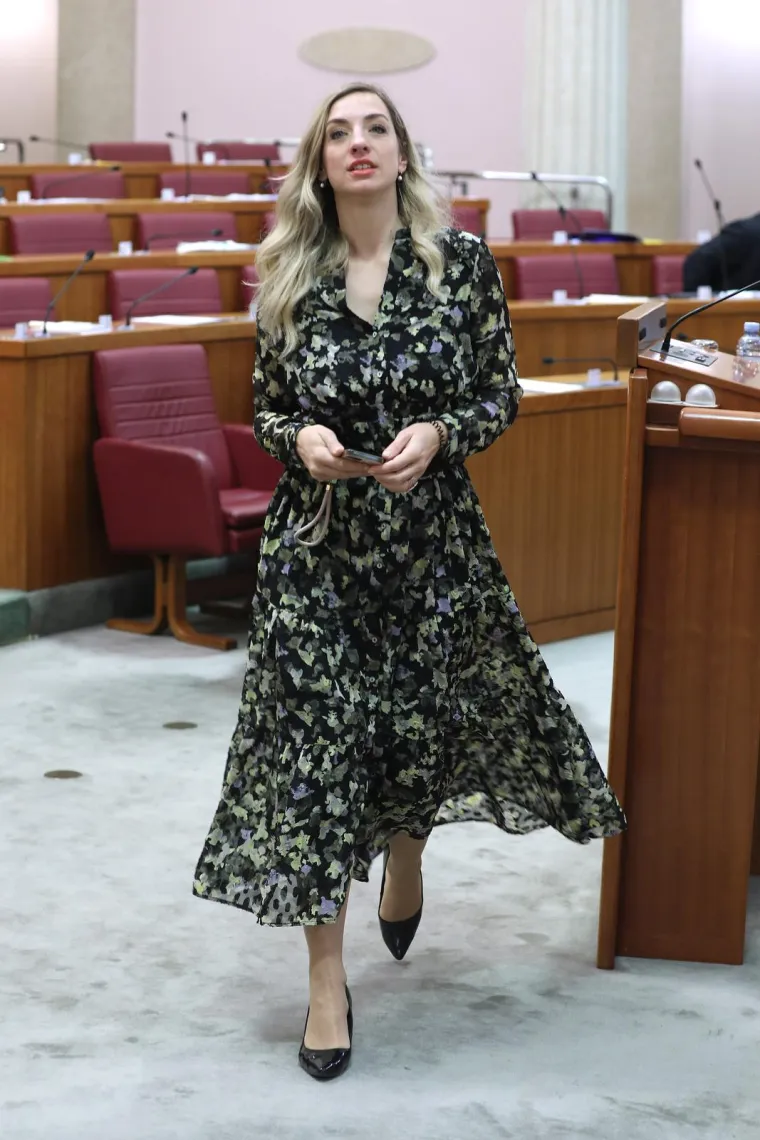 Osim političkog djelovanja, sudjeluje i u raznim lokalnim inicijativama u Puli.